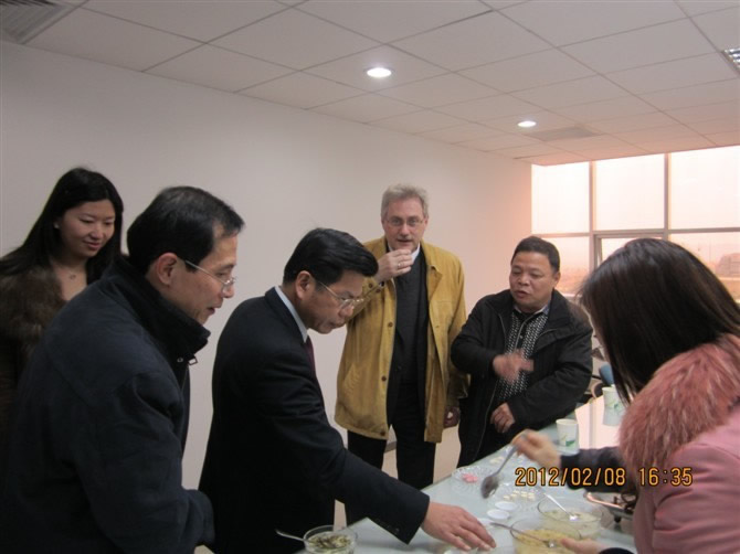 2012年2月8日立興集團(tuán)董事長(zhǎng)林解本接