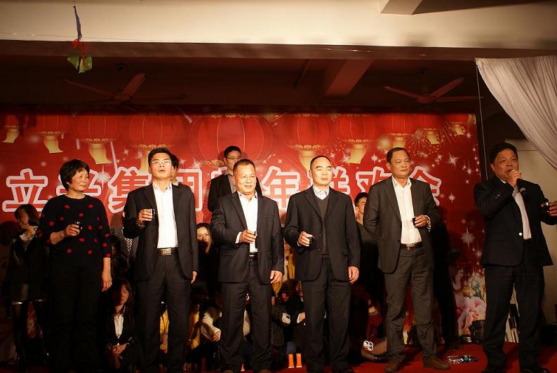 董事們祝酒
